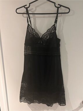 Elegant Black Lace-Trim Chemise with Adjustable Straps